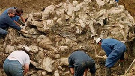 examinan los cuerpos asesinados por Daesh Hallada una fosa común en Sinyar al noreste de Iraq